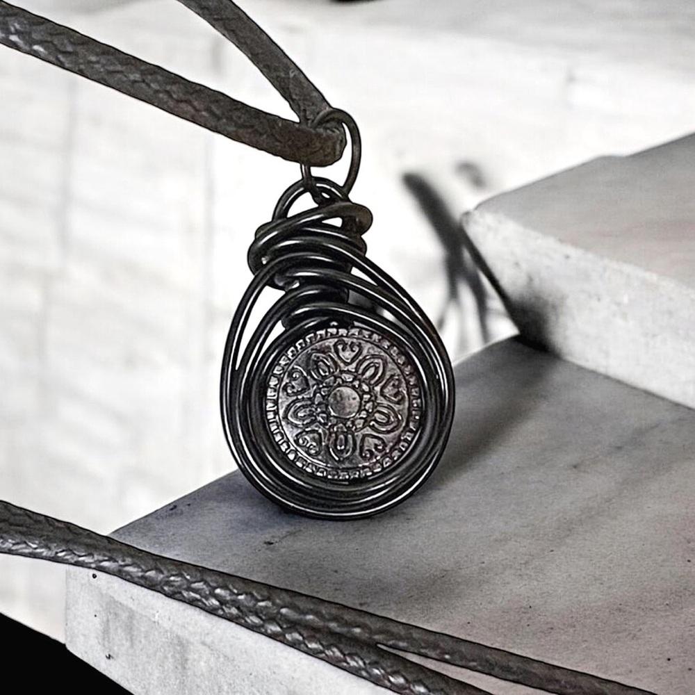 5 For $25💫Small Floating Black Medallion Pendant Necklace